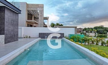 Casa en Venta en Cancun en Residencial Lagos el Sol con Pérgola a Pie de Lago