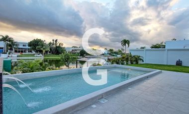 Casa en Venta en Cancun en Residencial Lagos el Sol con Pérgola a Pie de Lago