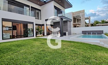 Casa en Venta en Cancun en Residencial Lagos el Sol con Pérgola a Pie de Lago