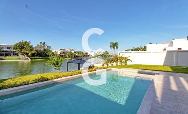 Casa en Venta en Cancun en Residencial Lagos el Sol con Pérgola a Pie de Lago