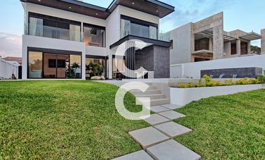 Casa en Venta en Cancun en Residencial Lagos el Sol con Pérgola a Pie de Lago