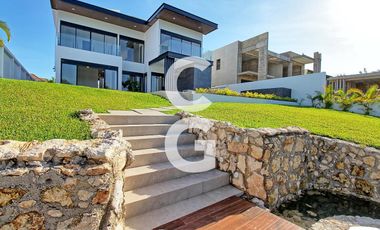 Casa en Venta en Cancun en Residencial Lagos el Sol con Pérgola a Pie de Lago