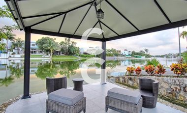 Casa en Venta en Cancun en Residencial Lagos el Sol con Pérgola a Pie de Lago