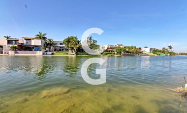 Casa en Venta en Cancun en Residencial Lagos el Sol con Pérgola a Pie de Lago