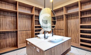 Casa en Venta en Cancun en Residencial Lagos el Sol con Pérgola a Pie de Lago