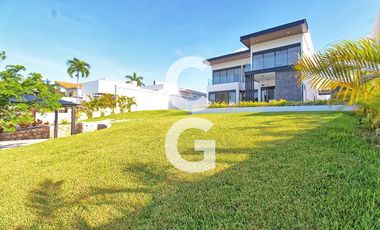 Casa en Venta en Cancun en Residencial Lagos el Sol con Pérgola a Pie de Lago