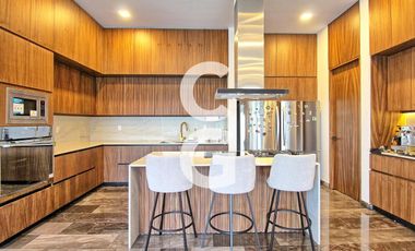 Casa en Venta en Cancun en Residencial Lagos el Sol con Pérgola a Pie de Lago