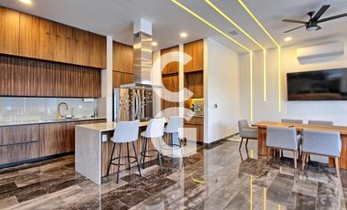 Casa en Venta en Cancun en Residencial Lagos el Sol con Pérgola a Pie de Lago