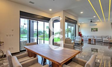 Casa en Venta en Cancun en Residencial Lagos el Sol con Pérgola a Pie de Lago