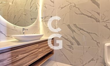 Casa en Venta en Cancun en Residencial Lagos el Sol con Pérgola a Pie de Lago