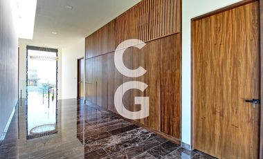 Casa en Venta en Cancun en Residencial Lagos el Sol con Pérgola a Pie de Lago