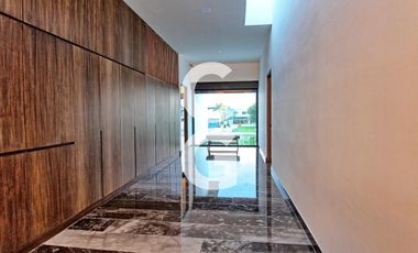 Casa en Venta en Cancun en Residencial Lagos el Sol con Pérgola a Pie de Lago