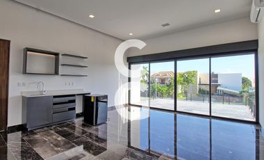 Casa en Venta en Cancun en Residencial Lagos el Sol con Pérgola a Pie de Lago