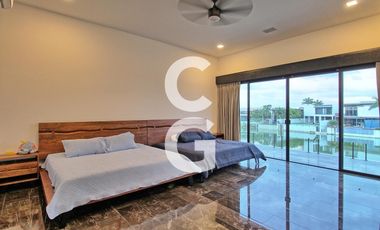 Casa en Venta en Cancun en Residencial Lagos el Sol con Pérgola a Pie de Lago