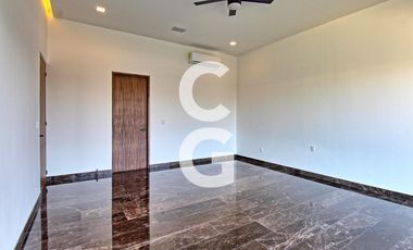 Casa en Venta en Cancun en Residencial Lagos el Sol con Pérgola a Pie de Lago