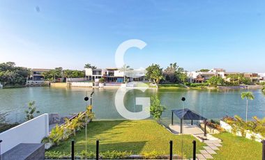 Casa en Venta en Cancun en Residencial Lagos el Sol con Pérgola a Pie de Lago