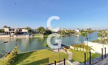 Casa en Venta en Cancun en Residencial Lagos el Sol con Pérgola a Pie de Lago