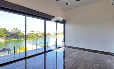 Casa en Venta en Cancun en Residencial Lagos el Sol con Pérgola a Pie de Lago