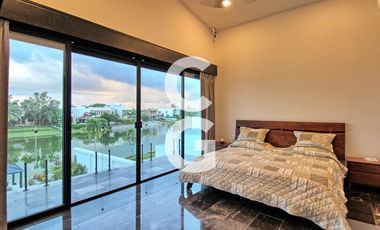 Casa en Venta en Cancun en Residencial Lagos el Sol con Pérgola a Pie de Lago