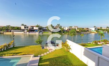 Casa en Venta en Cancun en Residencial Lagos el Sol con Pérgola a Pie de Lago