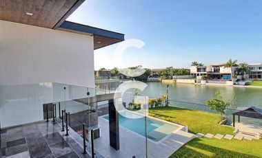 Casa en Venta en Cancun en Residencial Lagos el Sol con Pérgola a Pie de Lago