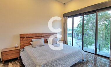 Casa en Venta en Cancun en Residencial Lagos el Sol con Pérgola a Pie de Lago