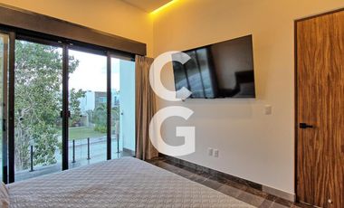 Casa en Venta en Cancun en Residencial Lagos el Sol con Pérgola a Pie de Lago