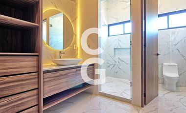 Casa en Venta en Cancun en Residencial Lagos el Sol con Pérgola a Pie de Lago