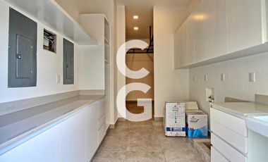 Casa en Venta en Cancun en Residencial Lagos el Sol con Pérgola a Pie de Lago