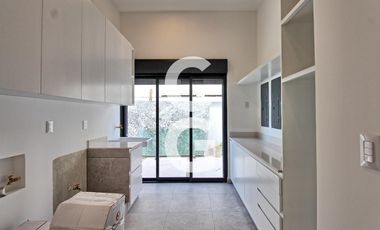 Casa en Venta en Cancun en Residencial Lagos el Sol con Pérgola a Pie de Lago