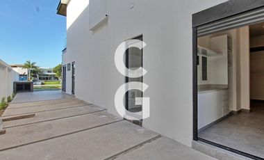 Casa en Venta en Cancun en Residencial Lagos el Sol con Pérgola a Pie de Lago