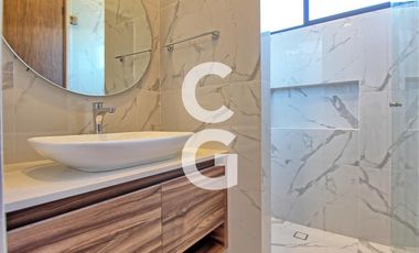 Casa en Venta en Cancun en Residencial Lagos el Sol con Pérgola a Pie de Lago