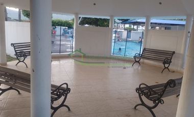 VENDEMOS CASA AMOBLADA DE UN PISO EN CONDOMINIO