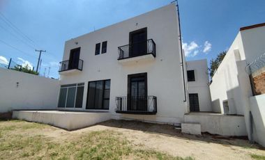 CASA EN RENTA o VENTA EN BOSQUES DEL REFUGIO DE 4 RECAMARAS!