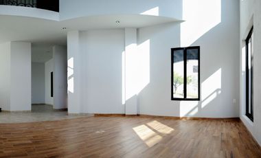 CASA EN RENTA o VENTA EN BOSQUES DEL REFUGIO DE 4 RECAMARAS!