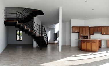CASA EN RENTA o VENTA EN BOSQUES DEL REFUGIO DE 4 RECAMARAS!