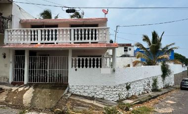 RENTO CASA EN ESQUINA EN LAS BRISAS, CON UN BUEN TERRENO