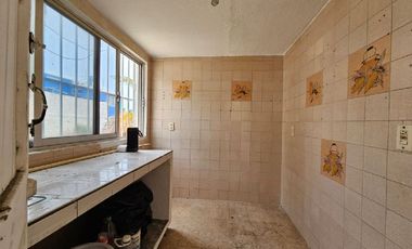 RENTO CASA EN ESQUINA EN LAS BRISAS, CON UN BUEN TERRENO