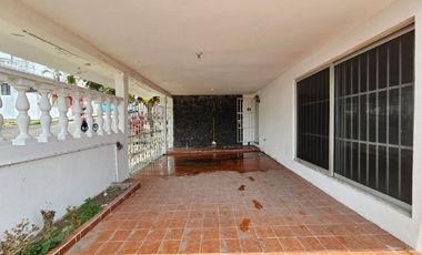RENTO CASA EN ESQUINA EN LAS BRISAS, CON UN BUEN TERRENO
