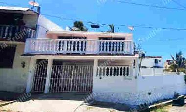 RENTO CASA EN ESQUINA EN LAS BRISAS, CON UN BUEN TERRENO