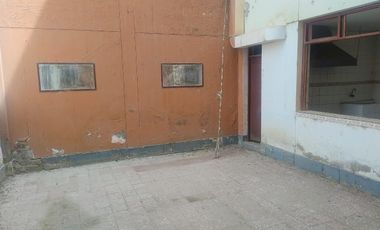 VENTA DE CASA CON VALOR DE TERRENO- EN PLENO CENTRO DE PIURA