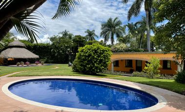 Casa estilo Californiano Mediterráneo en privada con vigilancia en Palmira, Cuernavaca