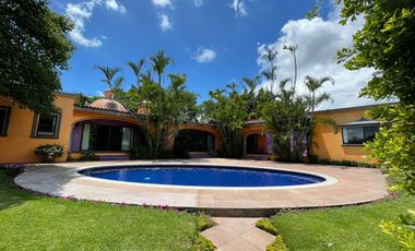 Casa estilo Californiano Mediterráneo en privada con vigilancia en Palmira, Cuernavaca