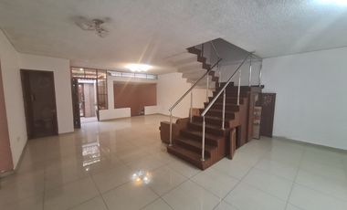 **¡VENTA EXCLUSIVA! HERMOSA CASA EN URB. SANTA CATALINA – LA VICTORIA 🏡✨**