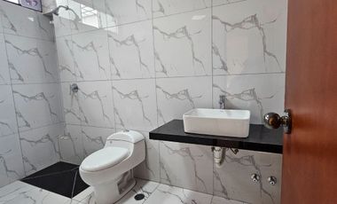 VENTA CASA MODERNA 2 PISOS URB. MOCHICA (LPADILLA)