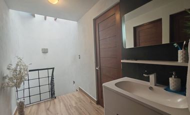 ¡ CASA EN EXCELENTE UBICACIÓN ! A SOLO 10 MIN DE AUT MEX-QRO Y A 5 MIN DE LOS PRINCIPALES COMERCIOS DE LA ZONA