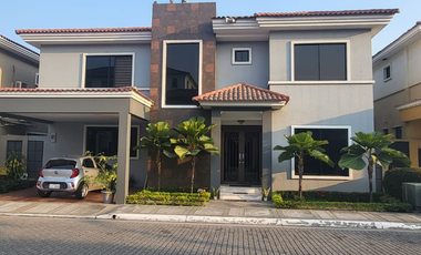 Casa en Venta en Samborondon Km4.5, Urb Atlantis, Ecuador