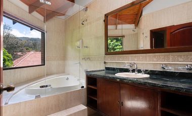 SE VENDE CASA CAMPESTRE A PRECIO DE OPORTUNIDAD EN LA CALERA - MOTIVO VIAJE