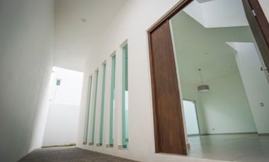 CASA EN RENTA, AMPLIA Y EN ESQUINA, CONDOMINIO CERRADO, CAÑADAS DEL LAGO CORREGIDORA QUERETARO