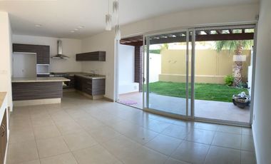 CASA EN VENTA, AMPLIA Y CON JARDIN MUY GRANDE, CONDOMINIO, CAÑADAS DEL LAGO, CORREGIDORA QUERETARO
